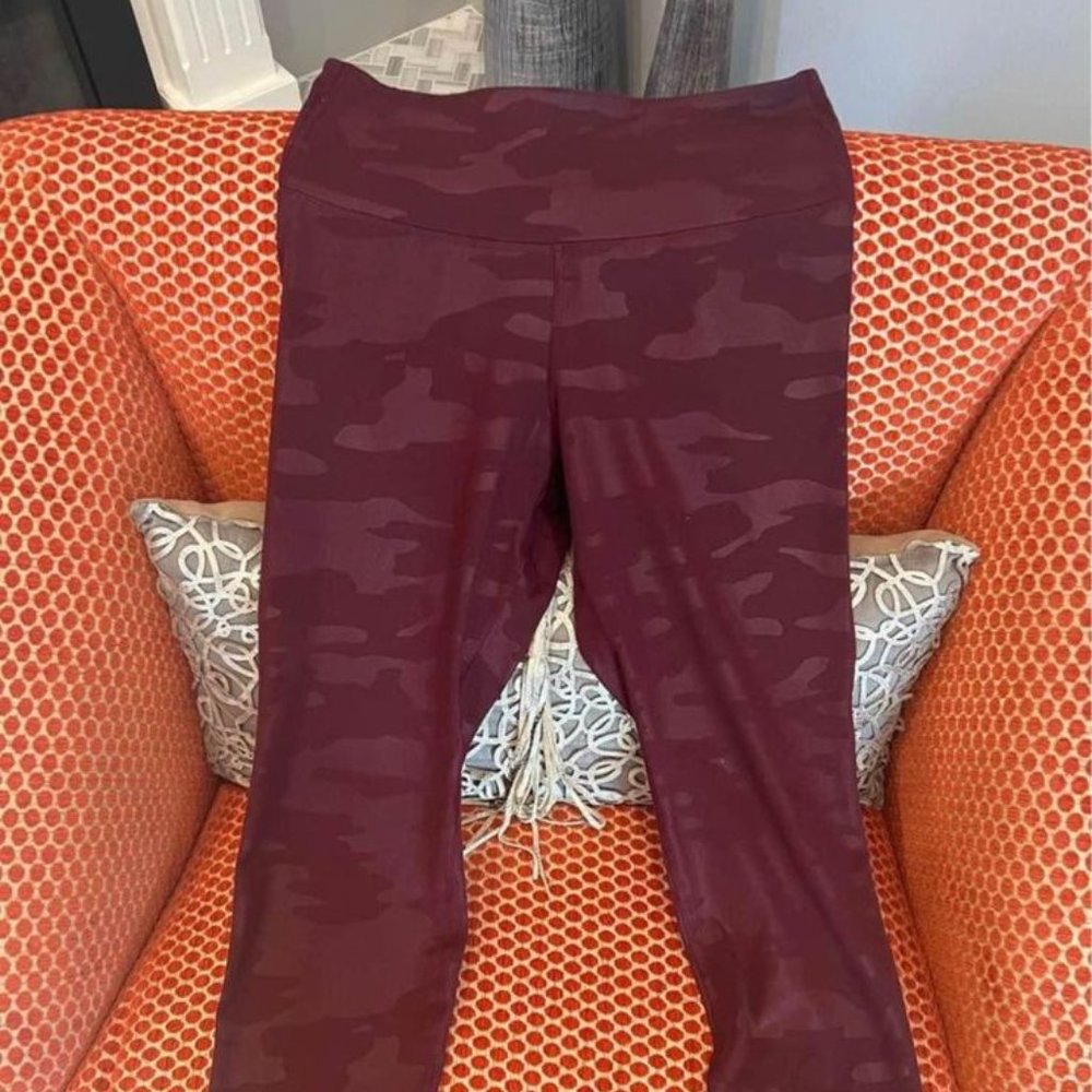 Old Navy Active Legging Burgundy Camo Size M